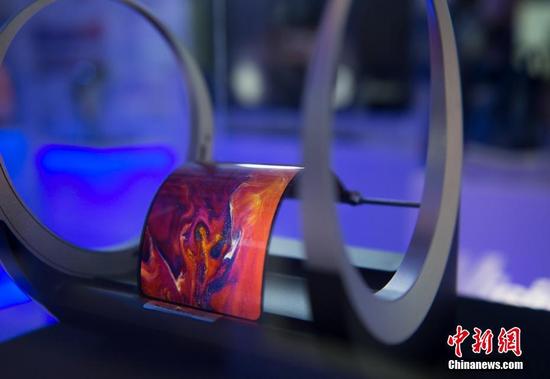图为可以弯曲的柔性屏幕。